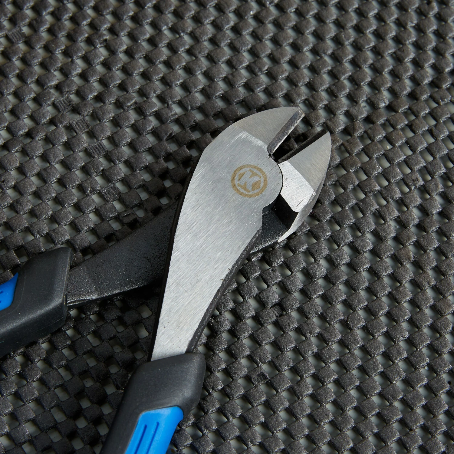 Kobalt 7.28-in Electrical Pliers with Wire Cutter 3 Kobalt 7.28-in Electrical Pliers with Wire Cutter - Image 3