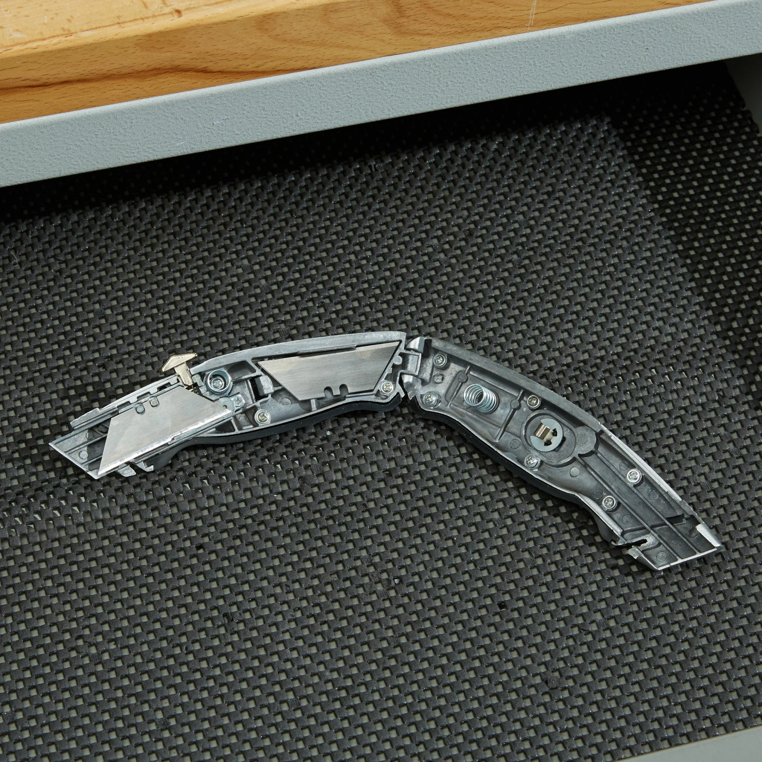 Kobalt Utility Knives 3-Blade Retractable Utility Knife with On Tool Blade Storage 5 Kobalt Utility Knives 3-Blade Retractable Utility Knife with On Tool Blade Storage - Image 5